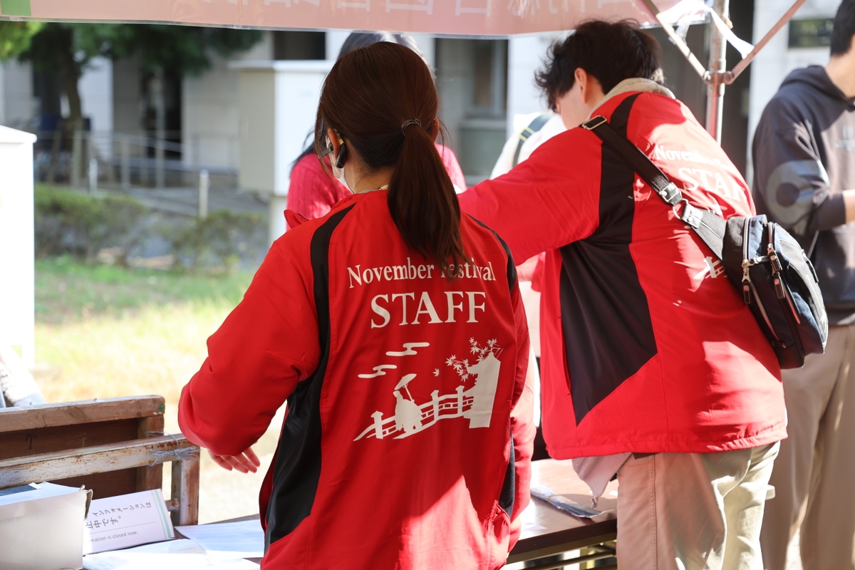 11月祭中の事務局員の様子