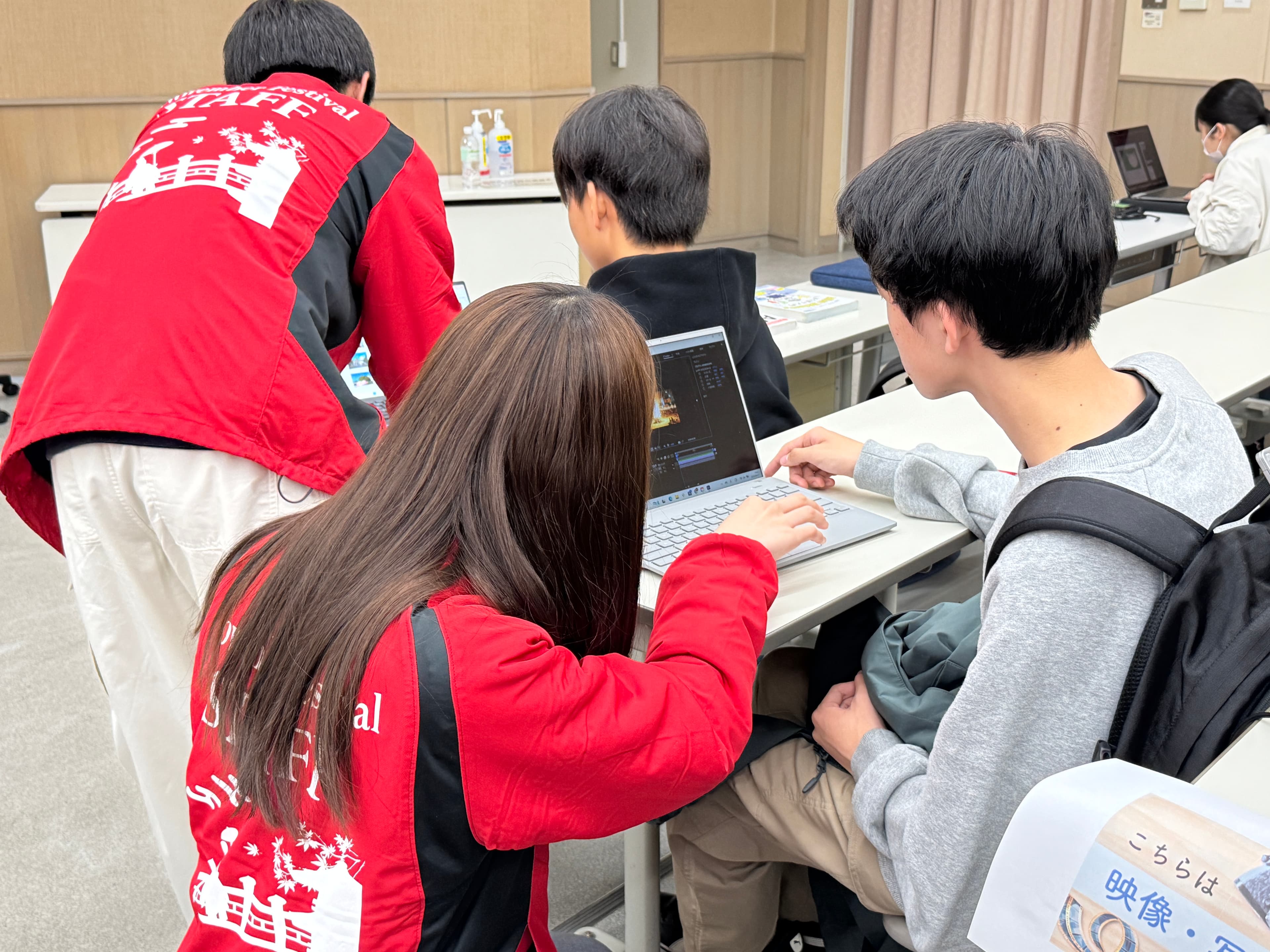 「デザイン体験会」の様子を掲載しました。