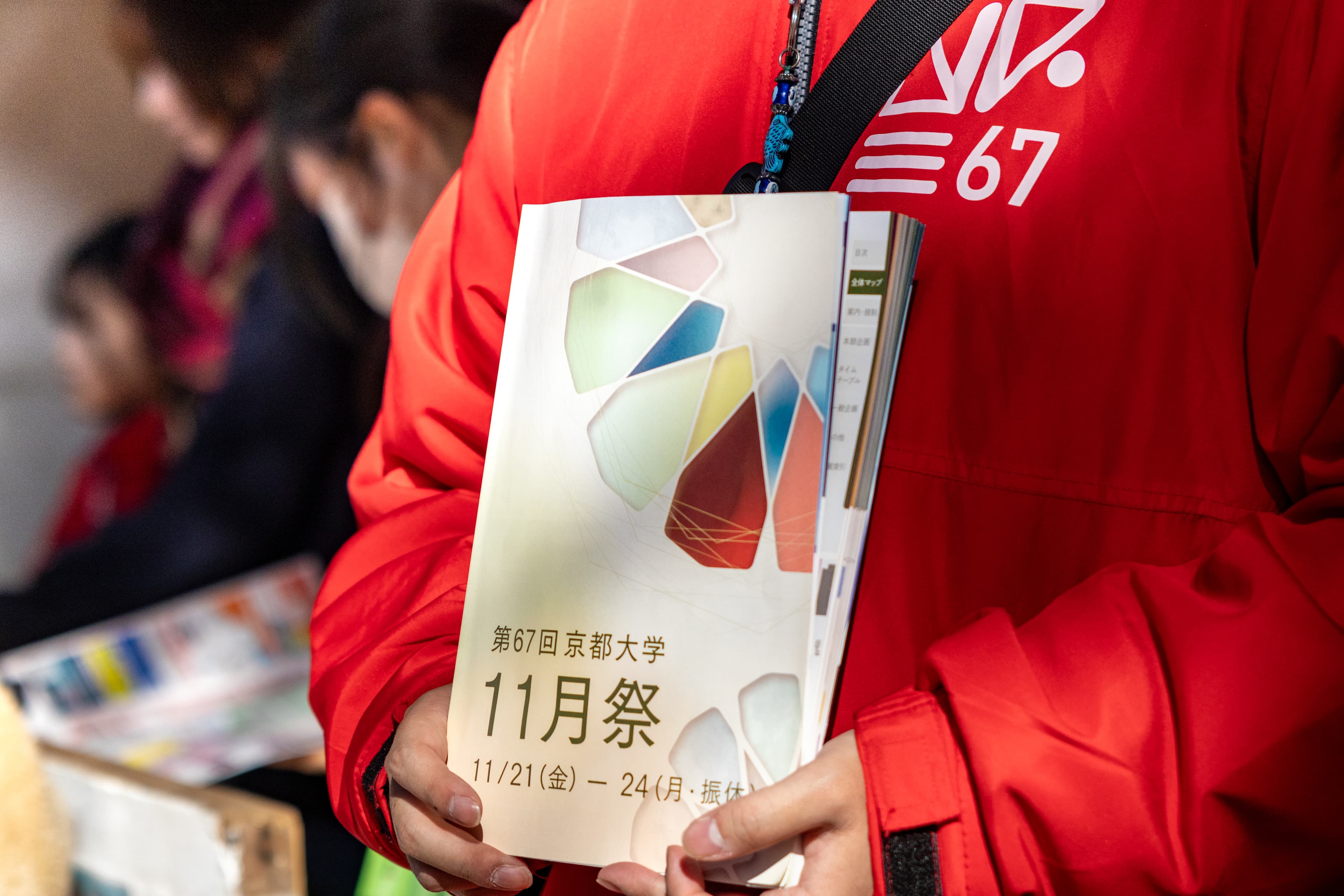 パンフレットを販売する様子