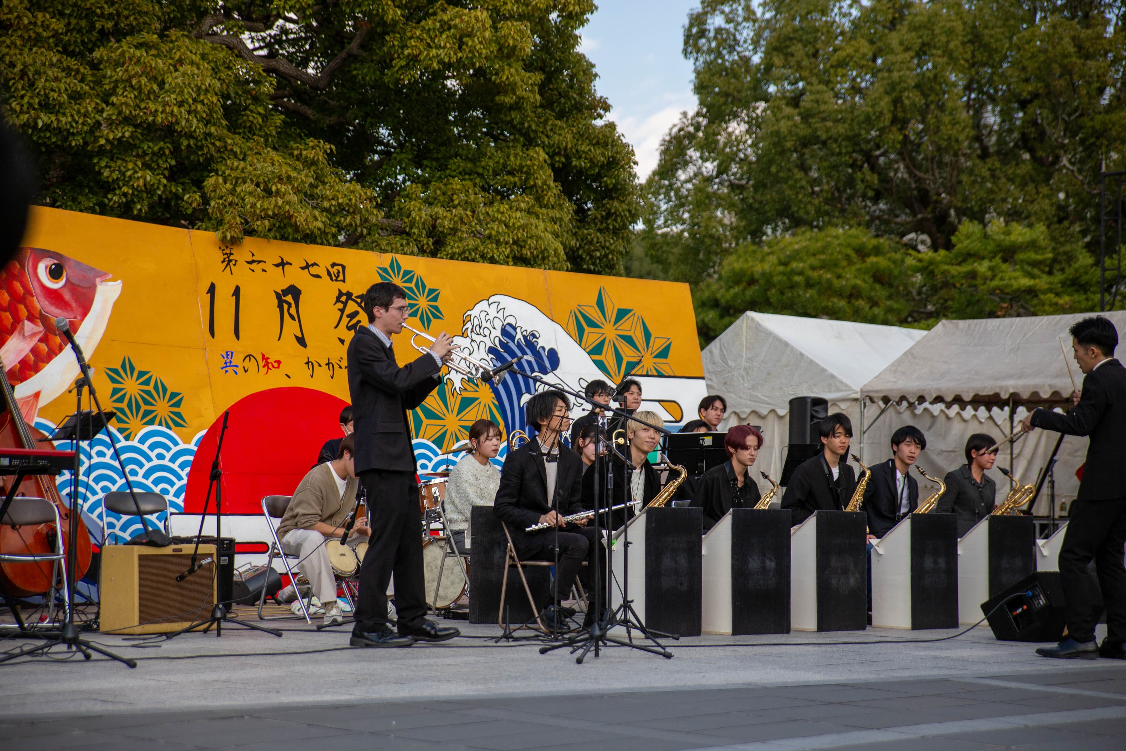 クスノキ前ステージの演奏