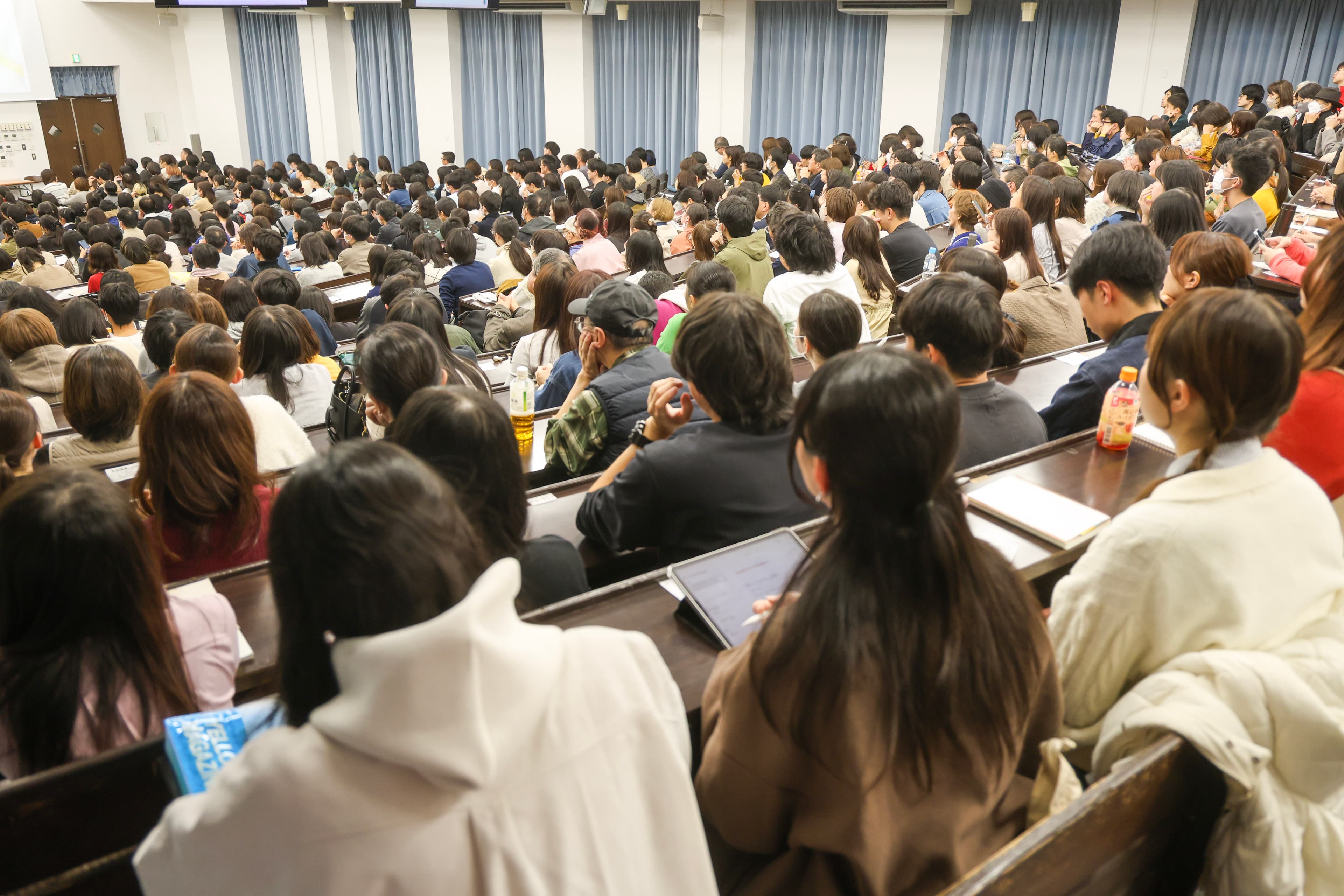 本部講演で聴講する様子