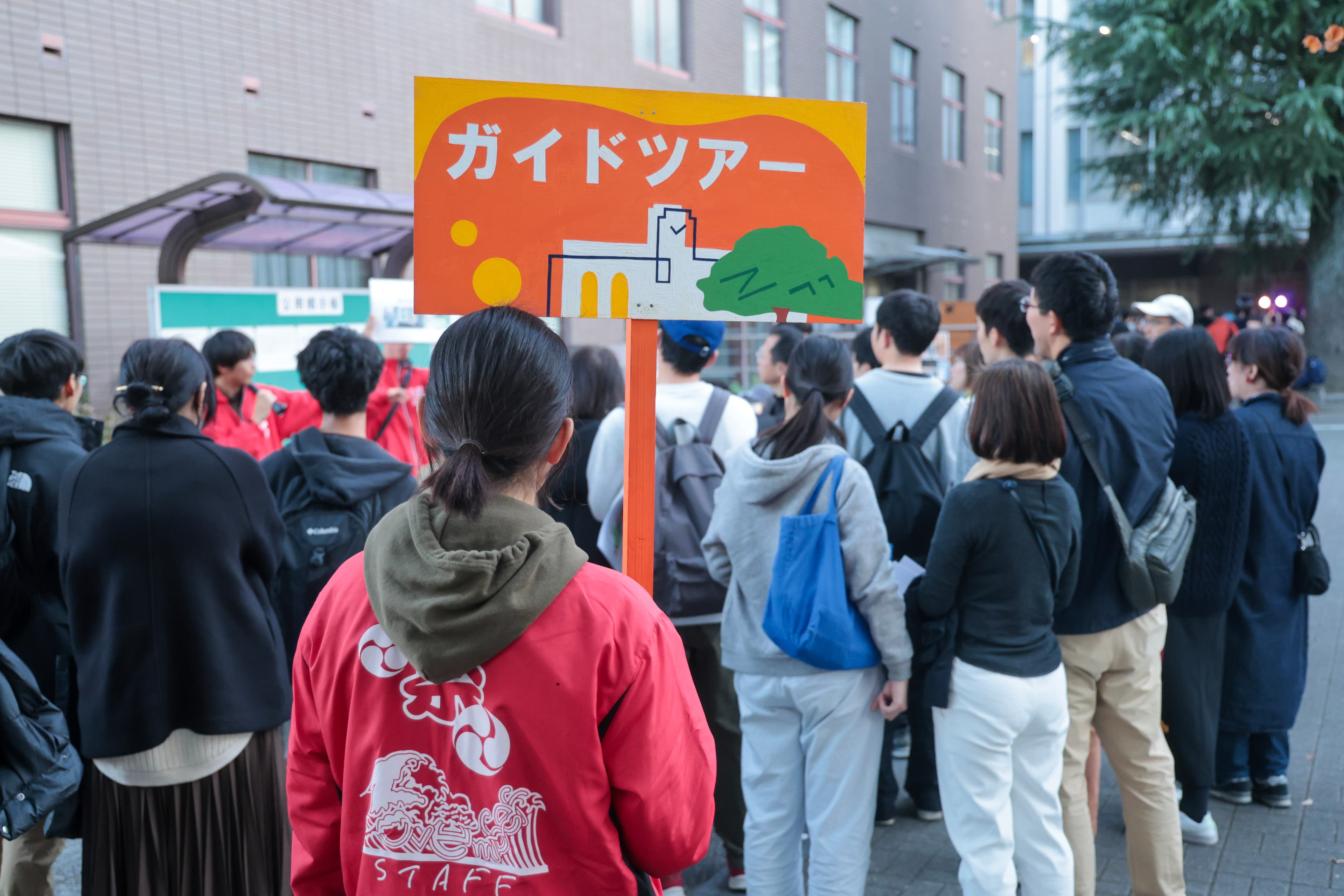 京大ガイドツアーでキャンパス内を先導する様子
