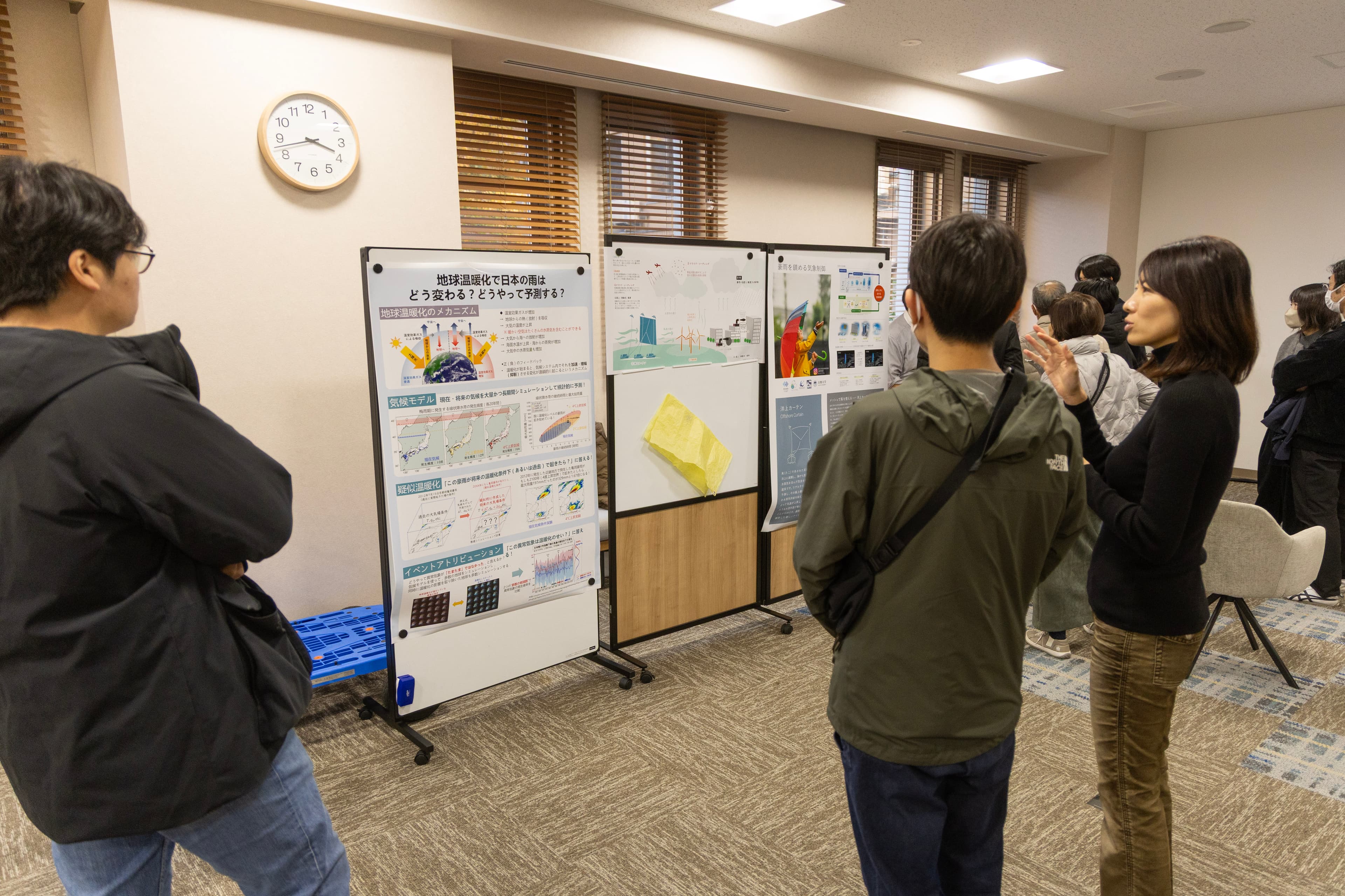 研究公開企画みらぼにてポスターセッション形式の発表を閲覧する様子
