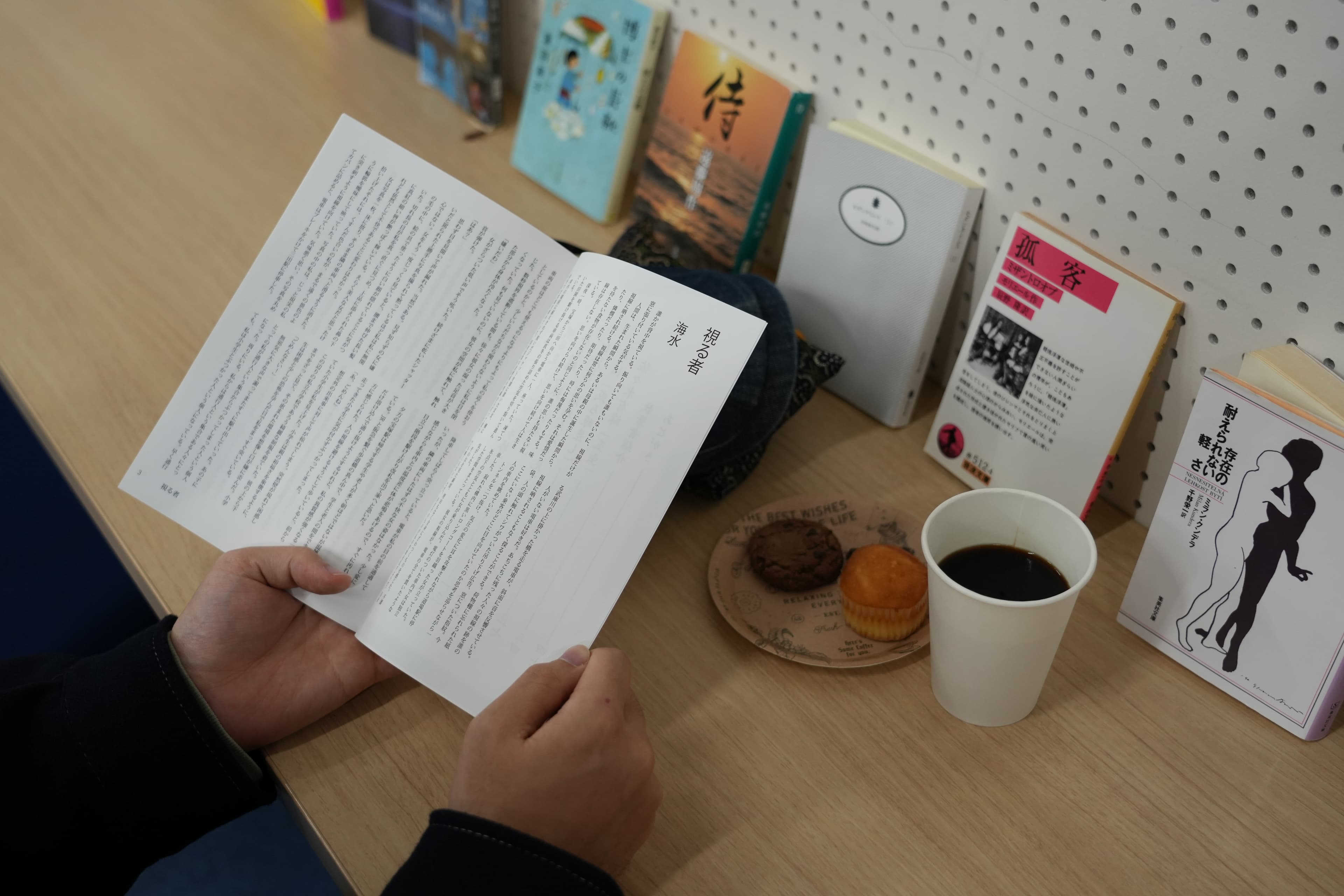 屋内カフェで読書する様子