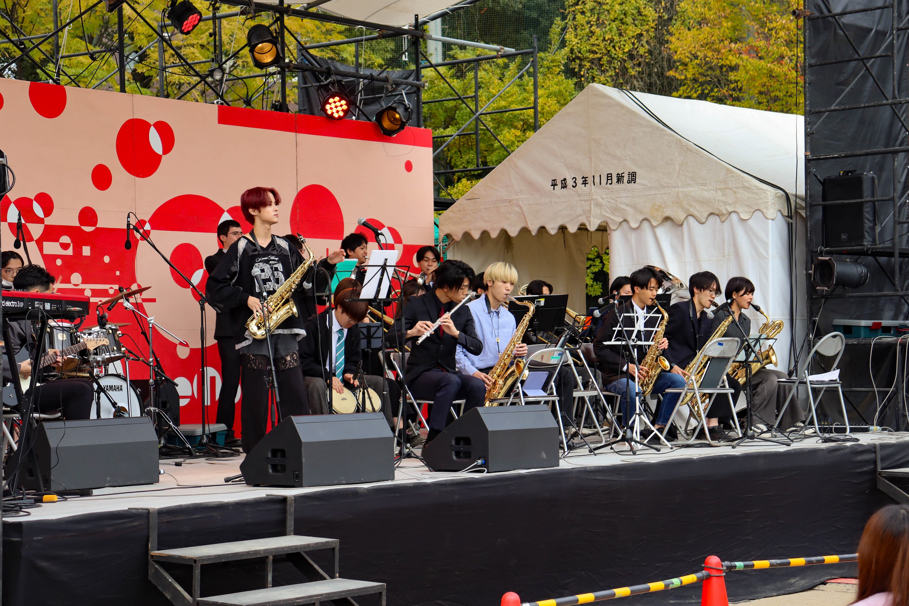 おまつり広場ステージのパフォーマンス