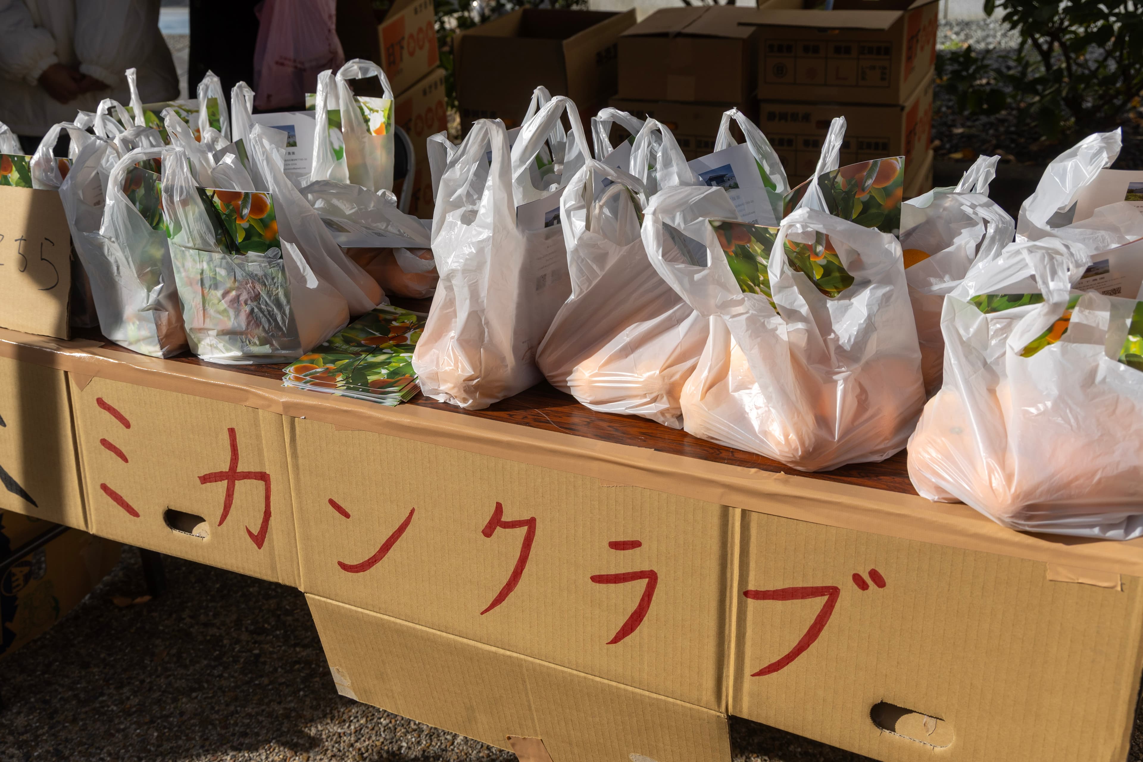 ミカンクラブがみかんを販売している様子