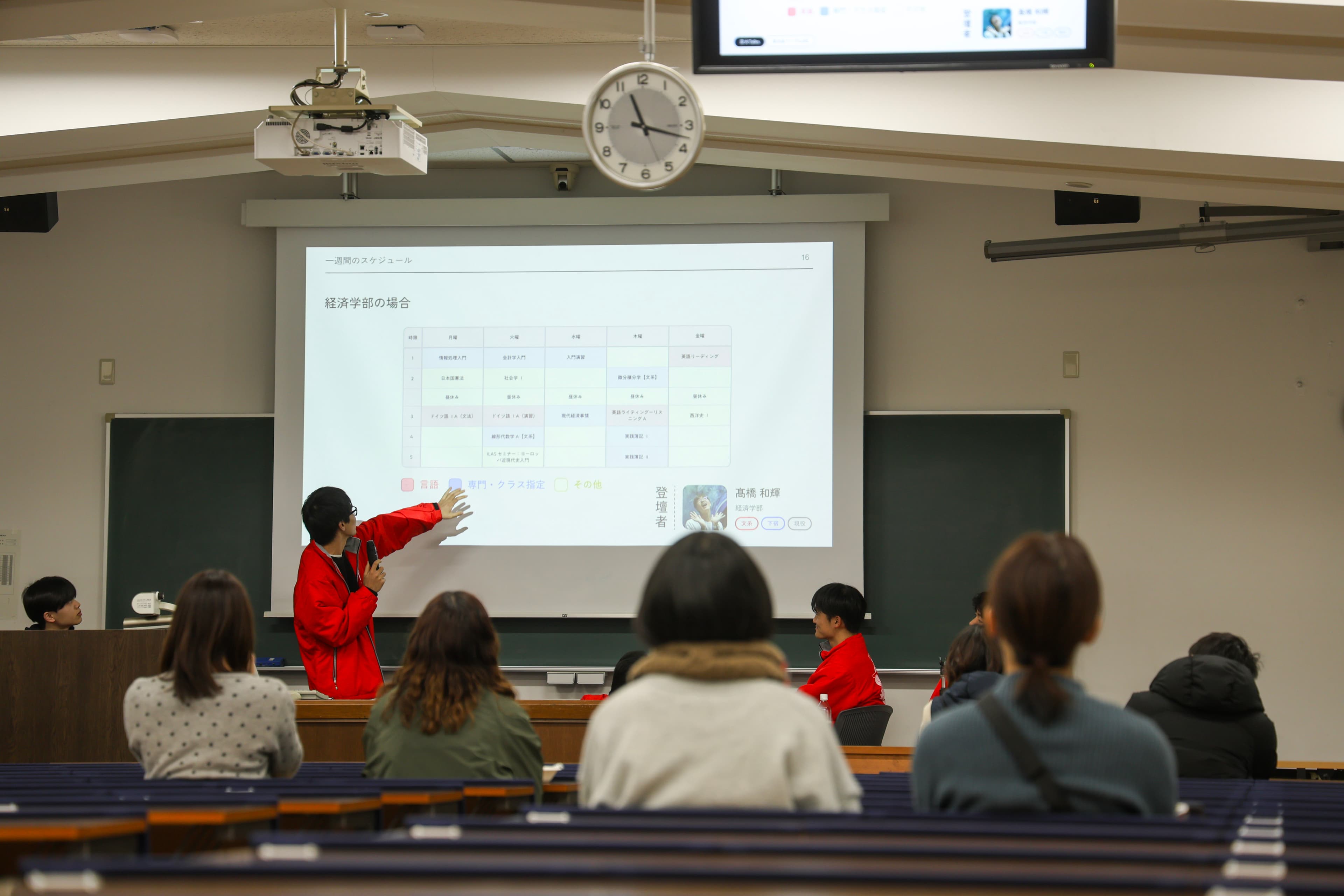 京大Talksにてスライドの説明を聞く様子